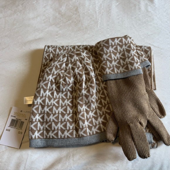 Michael Kors 3 Piece Accessories Set Scarf Gloves Toboggan New With Tag - Picture 1 of 4